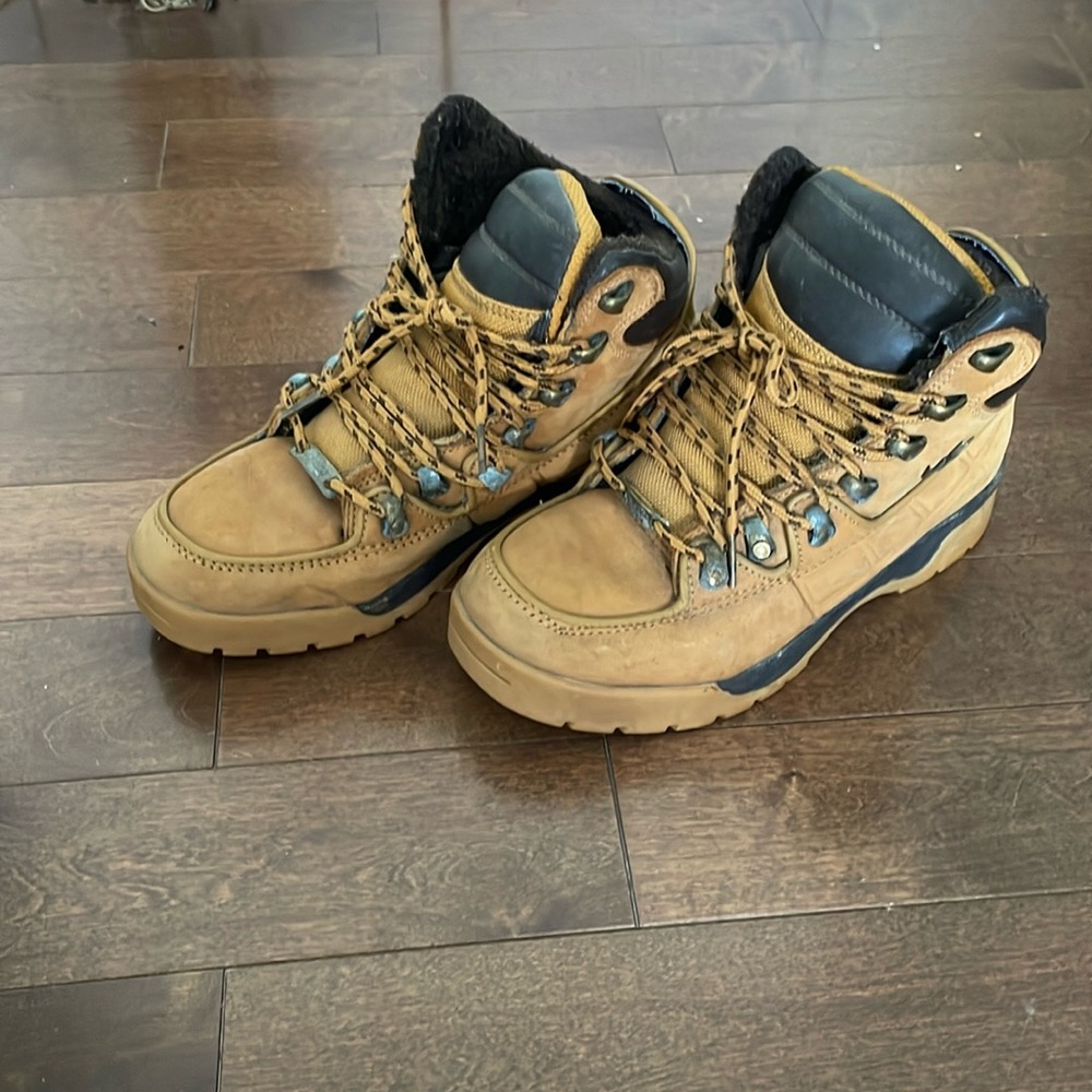 Isolant Thinsulate insulation boots size 6 brown in colour
